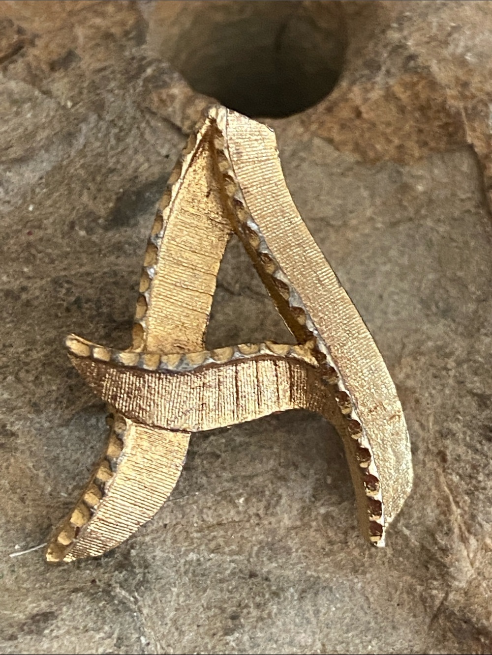 5/$10❤️❤️❤️Vintage Initial “A” Gold Tone Ribbon Broach